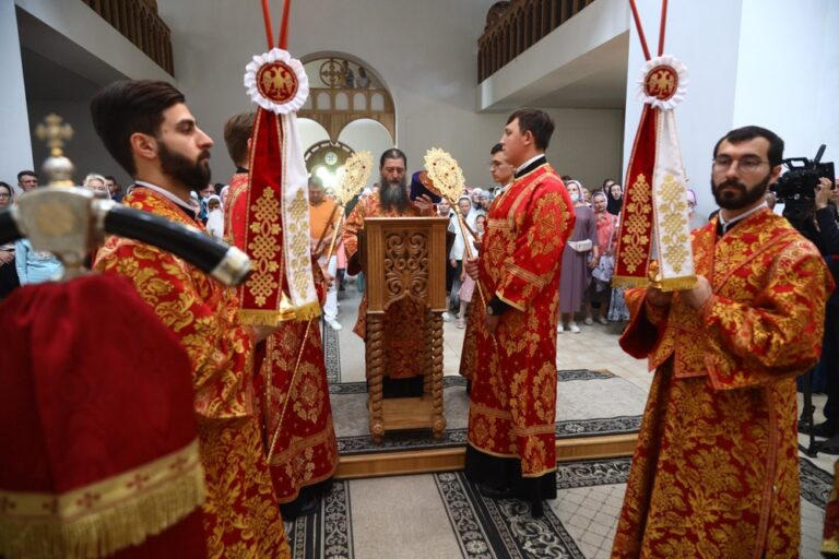 Сонм архипастырей совершил Божественную литургию в монастыре Новомучеников и исповедников Церкви Русской в Алапаевске