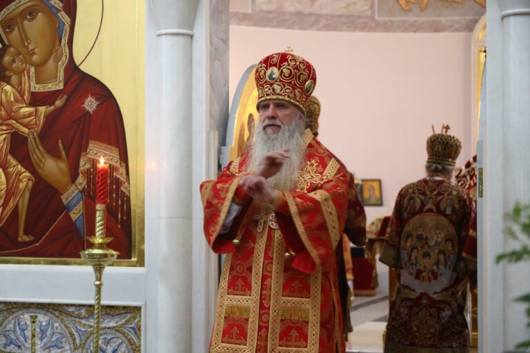 Сонм архипастырей совершил Божественную литургию в монастыре Новомучеников и исповедников Церкви Русской в Алапаевске