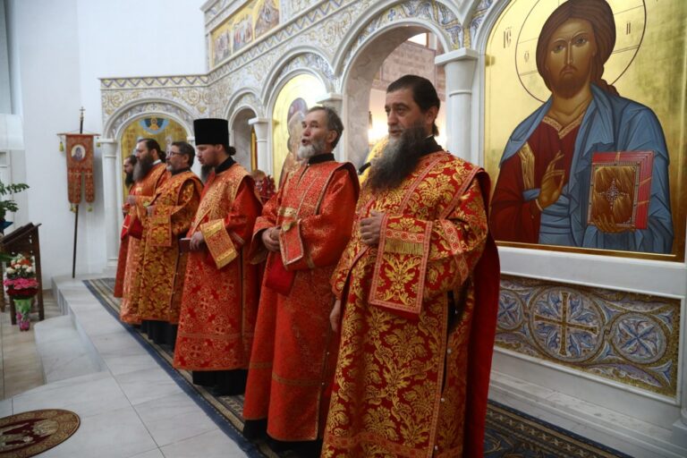 Сонм архипастырей совершил Божественную литургию в монастыре Новомучеников и исповедников Церкви Русской в Алапаевске
