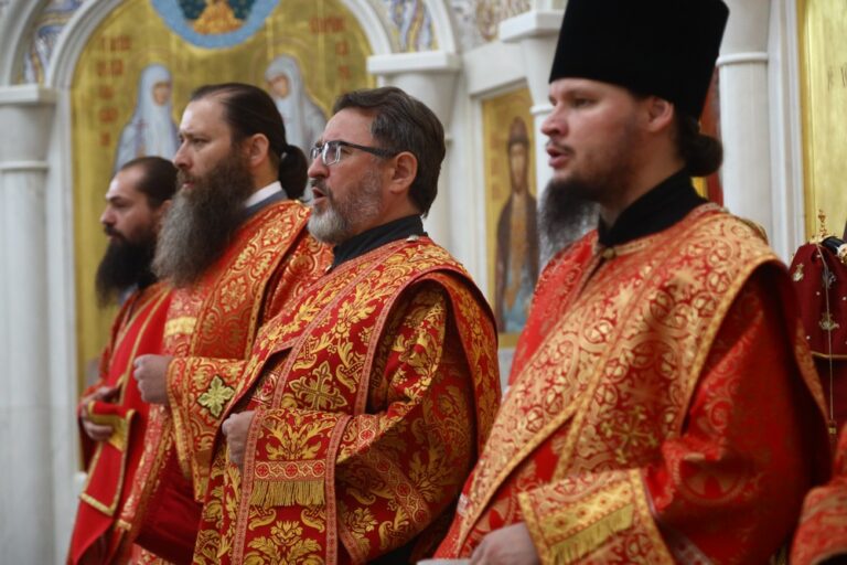 Сонм архипастырей совершил Божественную литургию в монастыре Новомучеников и исповедников Церкви Русской в Алапаевске