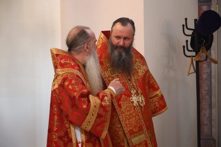 Сонм архипастырей совершил Божественную литургию в монастыре Новомучеников и исповедников Церкви Русской в Алапаевске