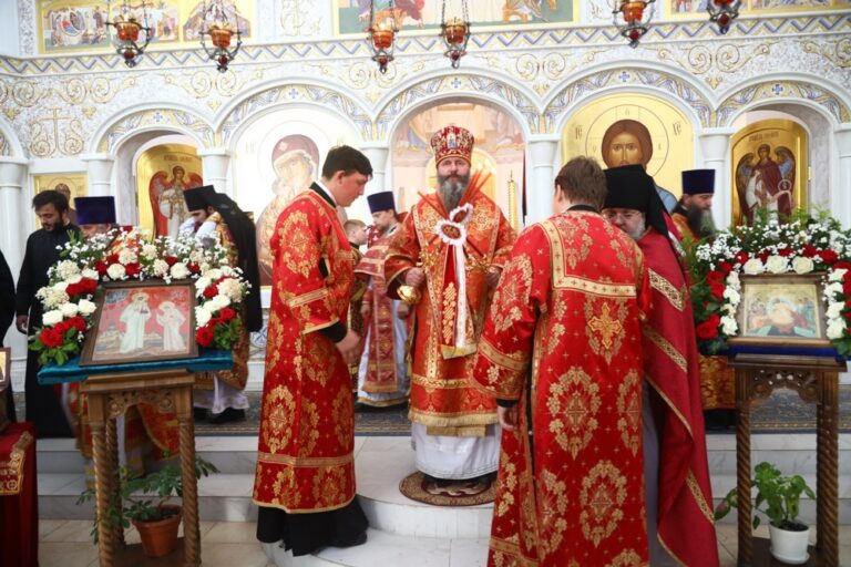 Сонм архипастырей совершил Божественную литургию в монастыре Новомучеников и исповедников Церкви Русской в Алапаевске