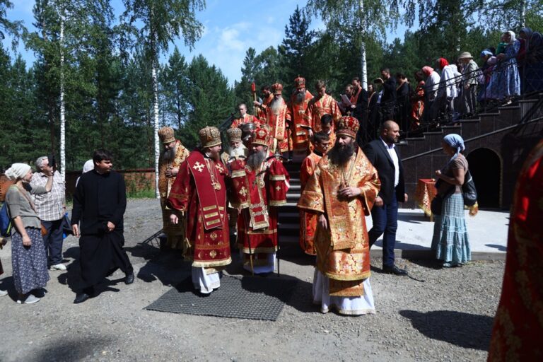 Сонм архипастырей совершил Божественную литургию в монастыре Новомучеников и исповедников Церкви Русской в Алапаевске