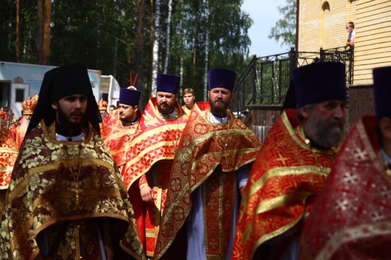 Сонм архипастырей совершил Божественную литургию в монастыре Новомучеников и исповедников Церкви Русской в Алапаевске