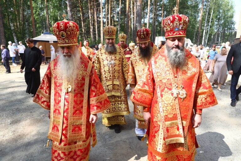 Сонм архипастырей совершил Божественную литургию в монастыре Новомучеников и исповедников Церкви Русской в Алапаевске