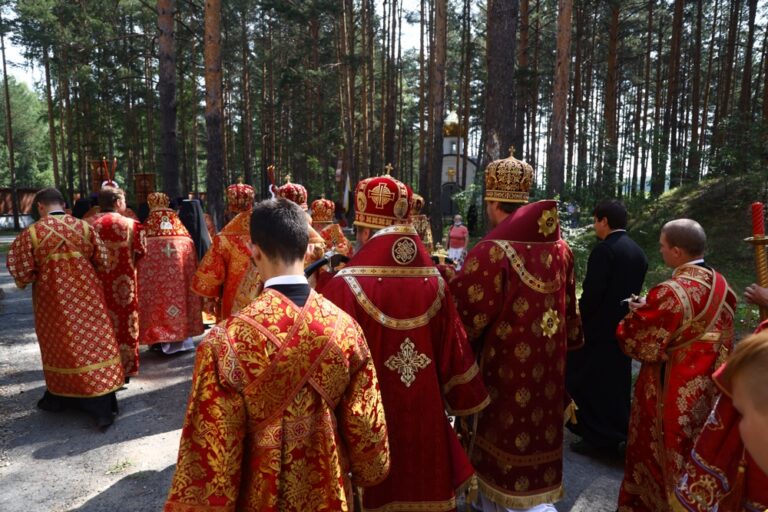 Сонм архипастырей совершил Божественную литургию в монастыре Новомучеников и исповедников Церкви Русской в Алапаевске