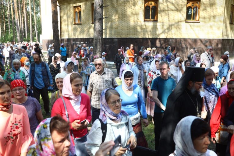 Сонм архипастырей совершил Божественную литургию в монастыре Новомучеников и исповедников Церкви Русской в Алапаевске