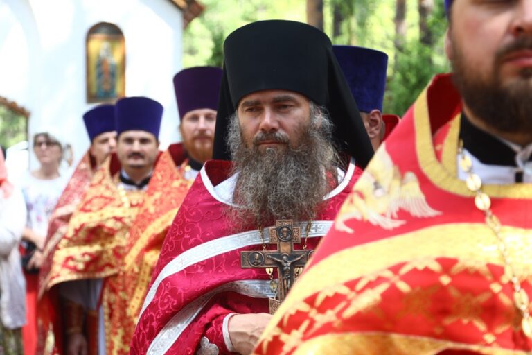 Сонм архипастырей совершил Божественную литургию в монастыре Новомучеников и исповедников Церкви Русской в Алапаевске
