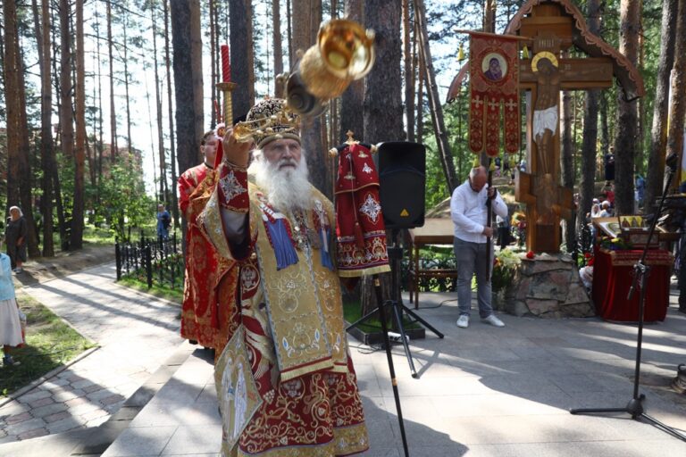 Сонм архипастырей совершил Божественную литургию в монастыре Новомучеников и исповедников Церкви Русской в Алапаевске
