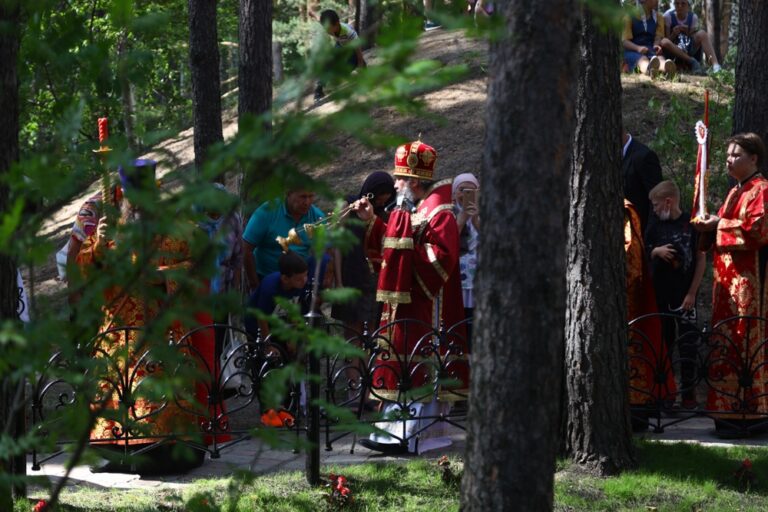 Сонм архипастырей совершил Божественную литургию в монастыре Новомучеников и исповедников Церкви Русской в Алапаевске