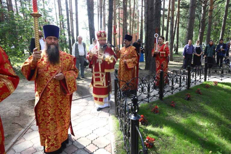 Сонм архипастырей совершил Божественную литургию в монастыре Новомучеников и исповедников Церкви Русской в Алапаевске
