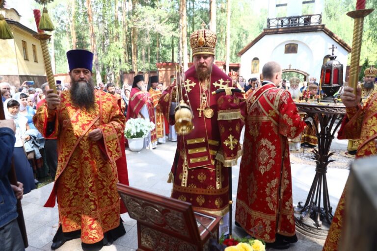 Сонм архипастырей совершил Божественную литургию в монастыре Новомучеников и исповедников Церкви Русской в Алапаевске