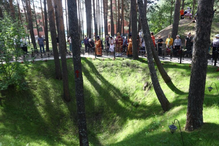 Сонм архипастырей совершил Божественную литургию в монастыре Новомучеников и исповедников Церкви Русской в Алапаевске