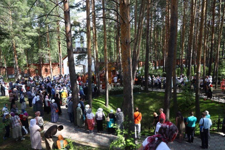 Сонм архипастырей совершил Божественную литургию в монастыре Новомучеников и исповедников Церкви Русской в Алапаевске