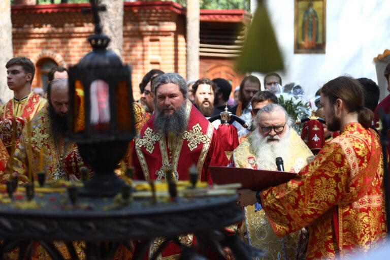 Сонм архипастырей совершил Божественную литургию в монастыре Новомучеников и исповедников Церкви Русской в Алапаевске