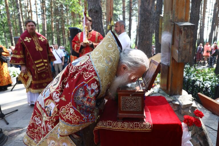Сонм архипастырей совершил Божественную литургию в монастыре Новомучеников и исповедников Церкви Русской в Алапаевске