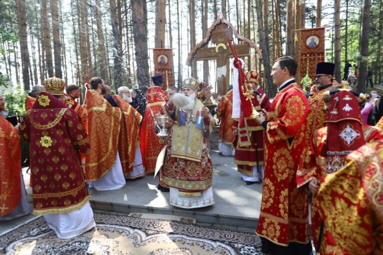 Сонм архипастырей совершил Божественную литургию в монастыре Новомучеников и исповедников Церкви Русской в Алапаевске