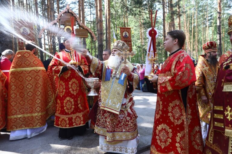 Сонм архипастырей совершил Божественную литургию в монастыре Новомучеников и исповедников Церкви Русской в Алапаевске