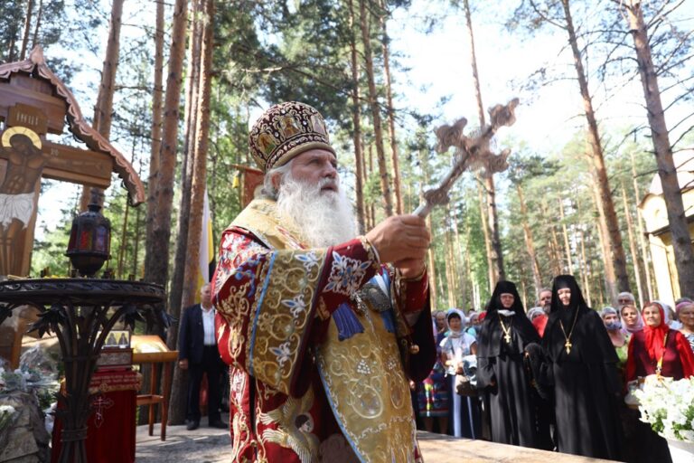 Сонм архипастырей совершил Божественную литургию в монастыре Новомучеников и исповедников Церкви Русской в Алапаевске