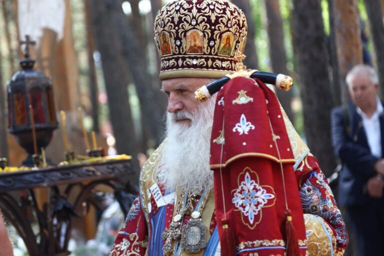 Сонм архипастырей совершил Божественную литургию в монастыре Новомучеников и исповедников Церкви Русской в Алапаевске