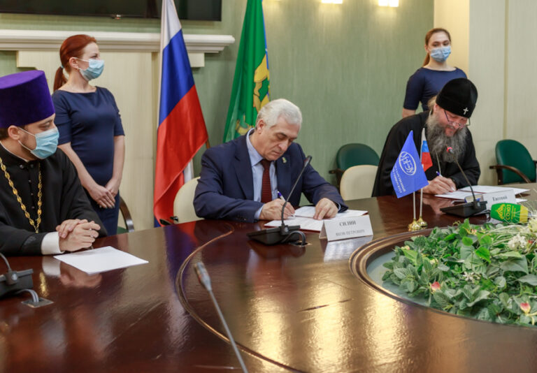 Подписание Соглашения о сотрудничестве между УрГЭУ и Екатеринбургской епархией