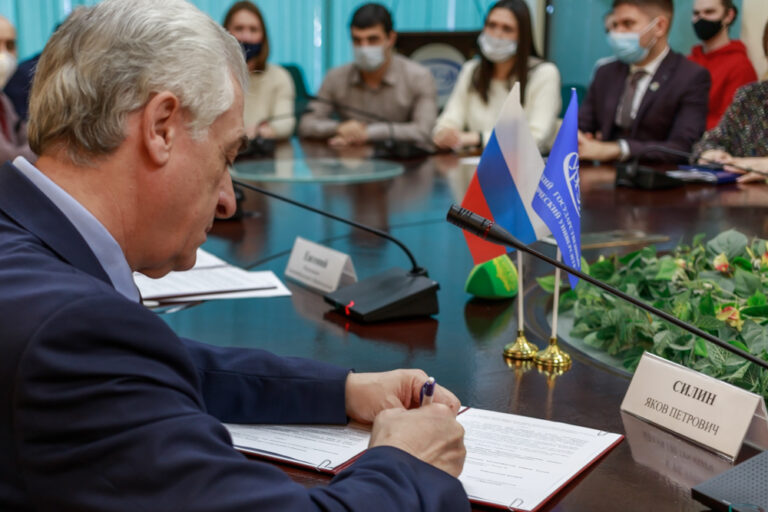 Подписание Соглашения о сотрудничестве между УрГЭУ и Екатеринбургской епархией