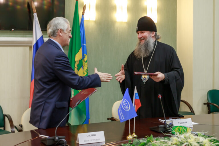 Подписание Соглашения о сотрудничестве между УрГЭУ и Екатеринбургской епархией