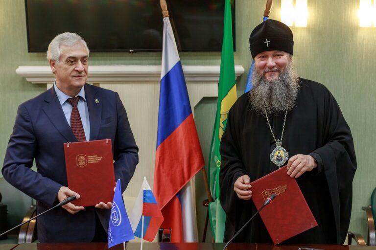 Подписание Соглашения о сотрудничестве между УрГЭУ и Екатеринбургской епархией