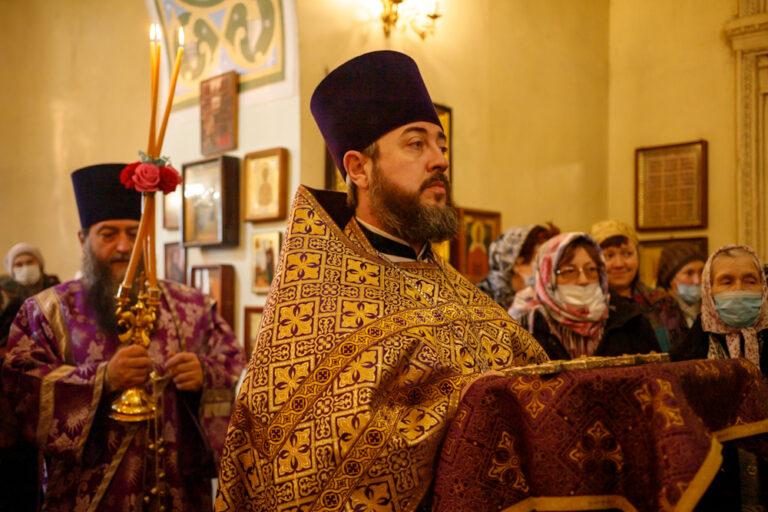 Божественная литургия и панихида в родительскую субботу третьей седмицы Великого поста
