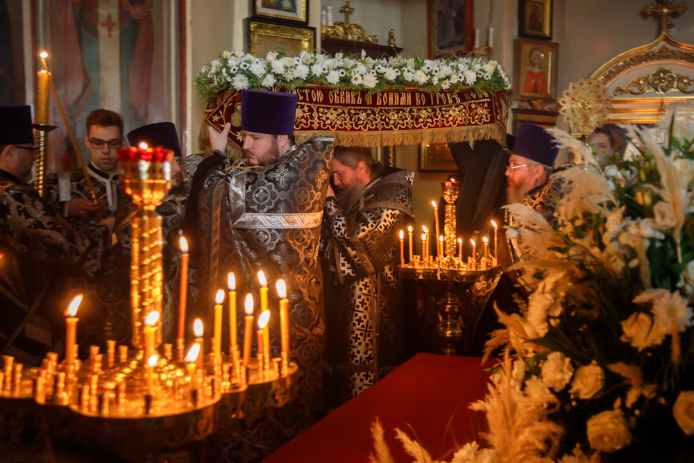 Вечернее заупокойное богослужение в пятницу перед родительской. Чин погребения Плащаницы. Вынос Плащаницы. Страстная пятница служба вынос Плащаницы.