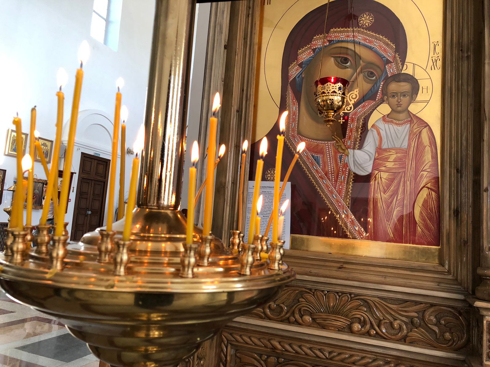 Купольный храм интерьер Ново Тихвинский монастырь. Показать как молятся в церкви картинка. Никольское екатеринбург