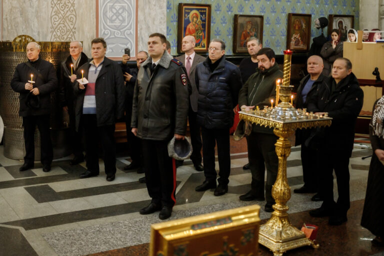 Митрополит Евгений совершил литию в Храме-Памятнике на Крови