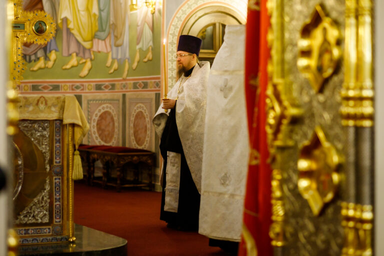 Митрополит Евгений совершил литию в Храме-Памятнике на Крови