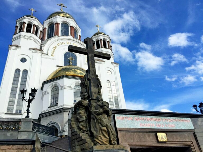 Памятник у храма на крови