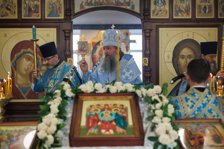 Правящий архиерей совершил всенощное бдение в храме Архангела Гавриила в 32 военном городке