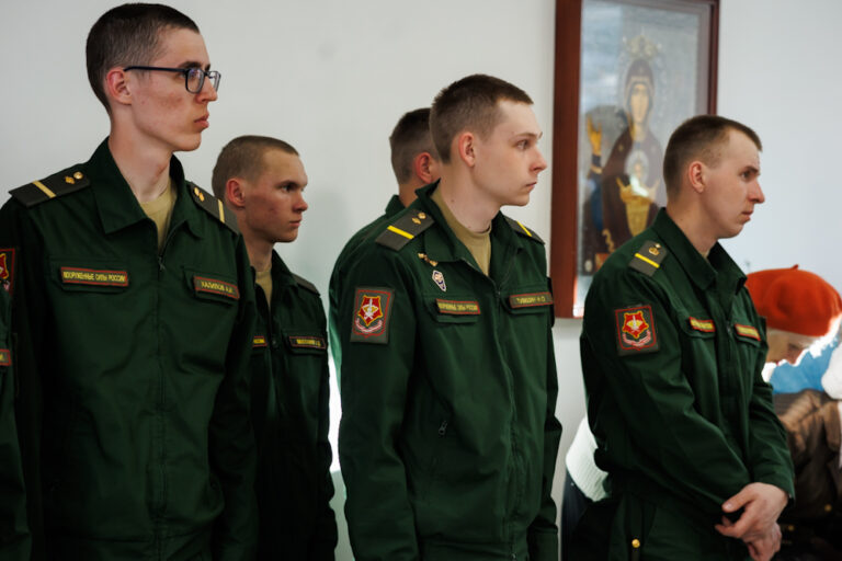 Правящий архиерей совершил всенощное бдение в храме Архангела Гавриила в 32 военном городке