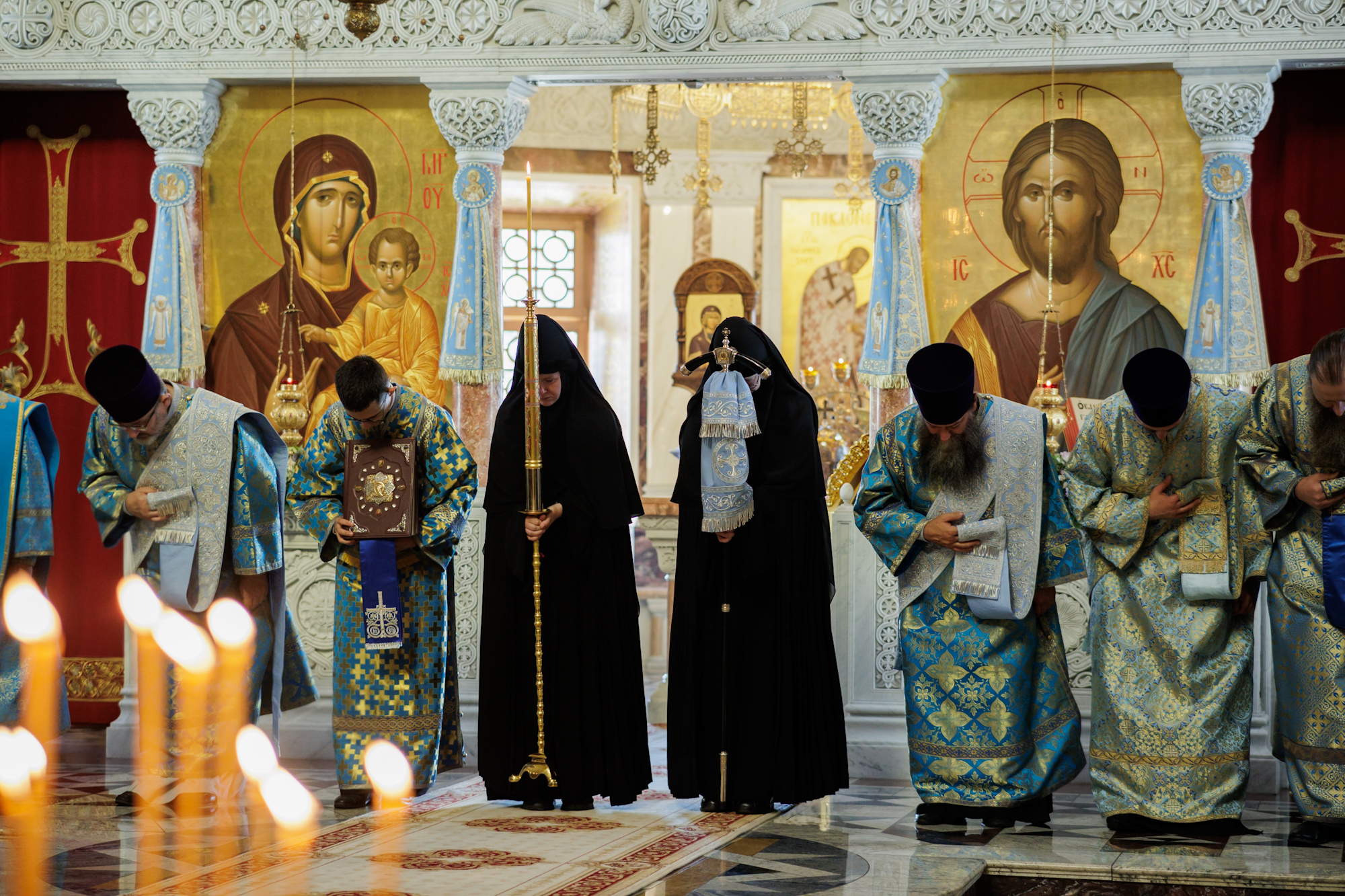 Тихвинский монастырь апрель стена