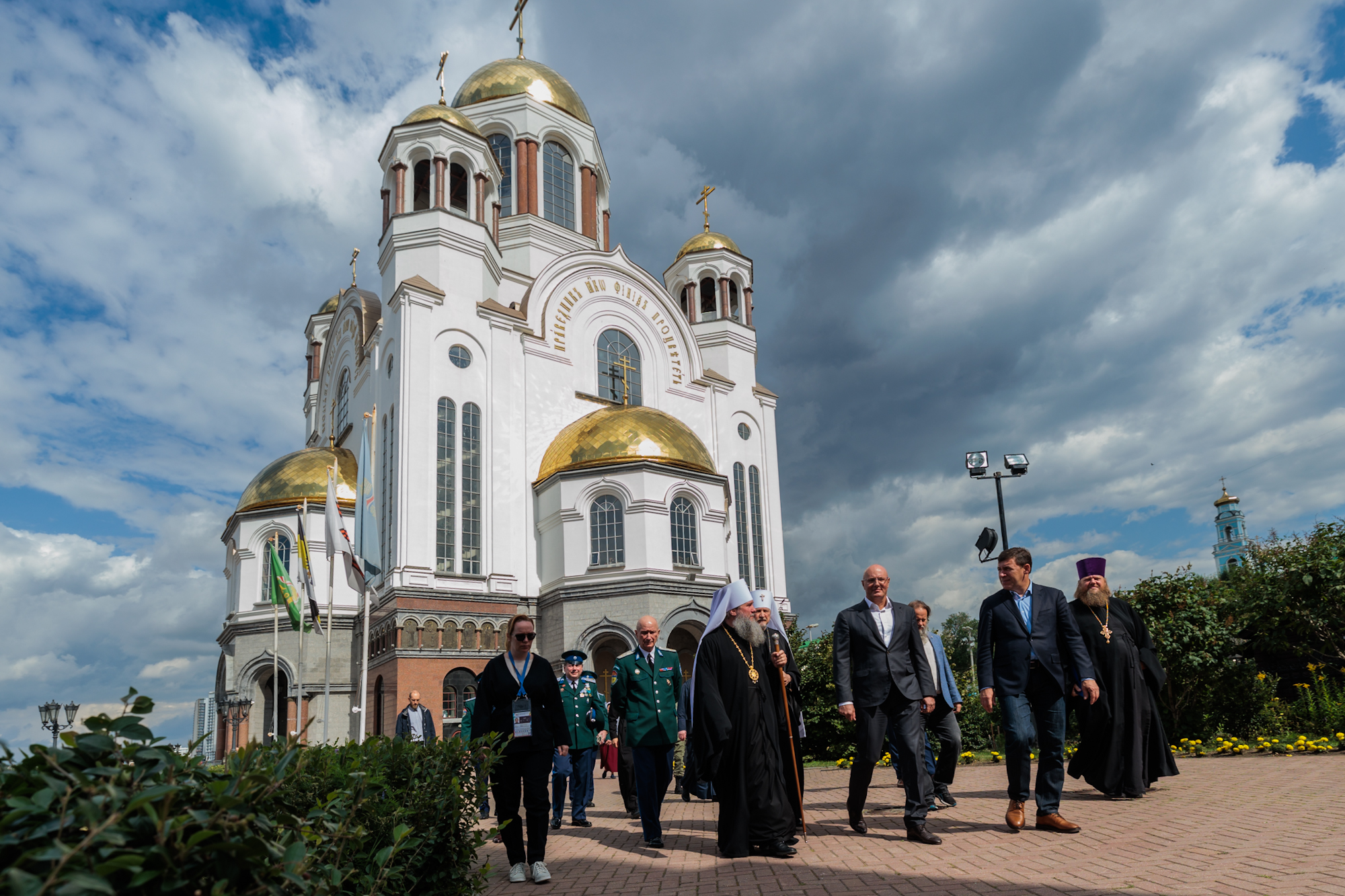 Символ города Церковь и памятник