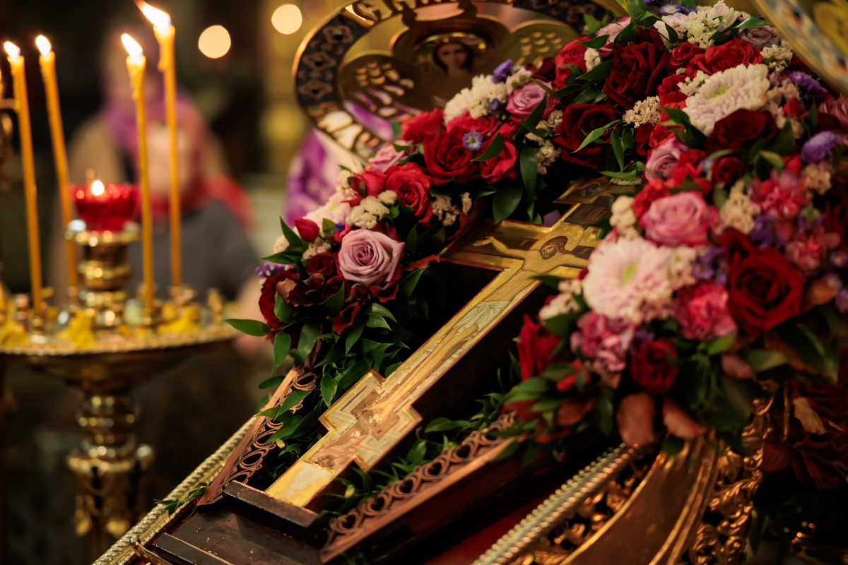 Праздник накануне поста. Мощи Елизаветы Федоровны в Иерусалиме. Ковчег с мощами украшение цветами. Ковчег с цветами.
