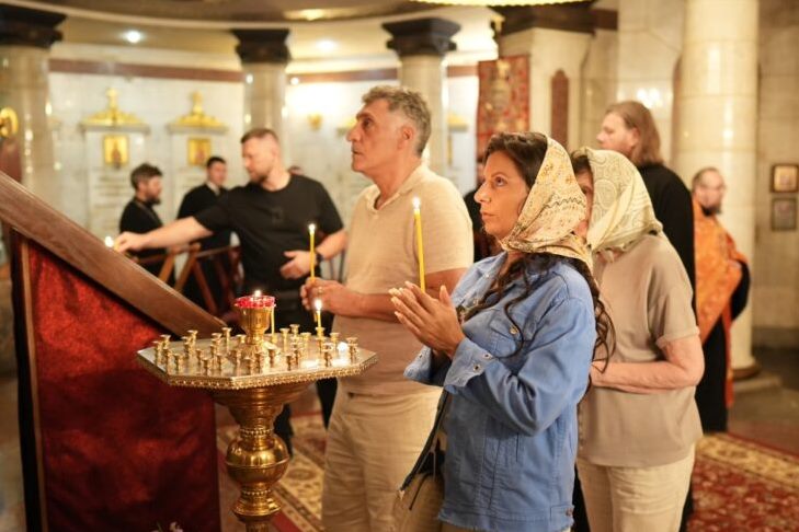 Үлкен сиськи бар жетілген мулат әйелдері