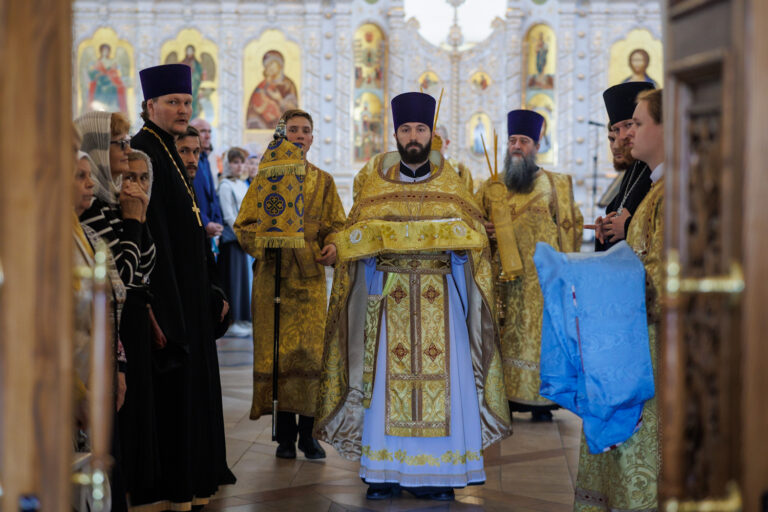 В день предпразднства Преображения Господня митрополит Евгений совершил Божественную литургию в Благовещенском храме Академического района