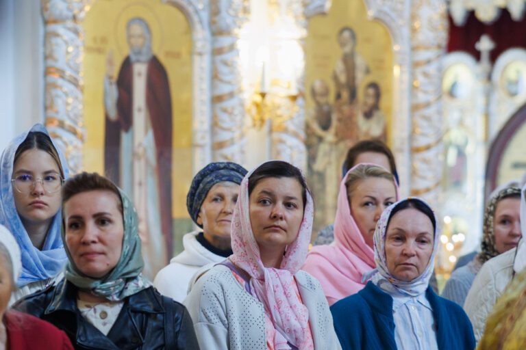 В день предпразднства Преображения Господня митрополит Евгений совершил Божественную литургию в Благовещенском храме Академического района