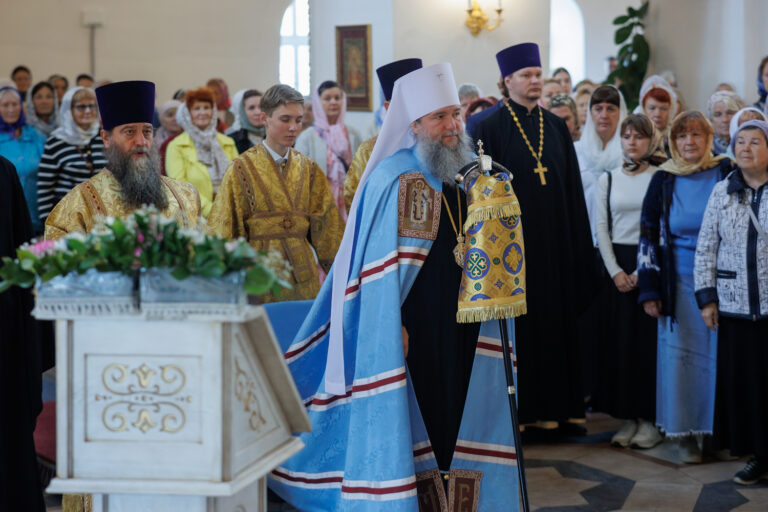 В день предпразднства Преображения Господня митрополит Евгений совершил Божественную литургию в Благовещенском храме Академического района