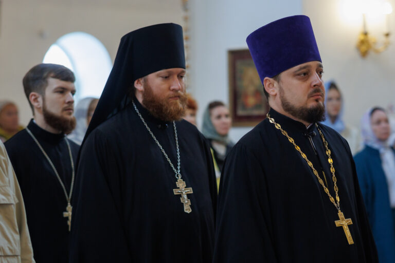В день предпразднства Преображения Господня митрополит Евгений совершил Божественную литургию в Благовещенском храме Академического района