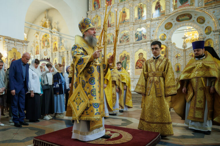 В день предпразднства Преображения Господня митрополит Евгений совершил Божественную литургию в Благовещенском храме Академического района
