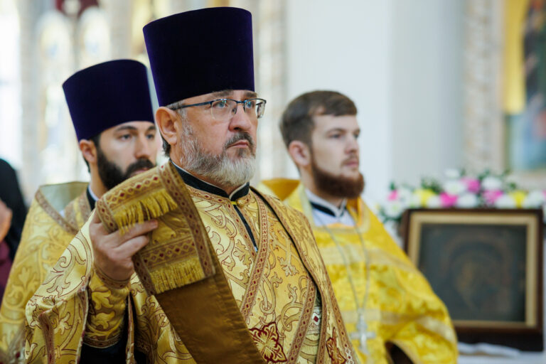 В день предпразднства Преображения Господня митрополит Евгений совершил Божественную литургию в Благовещенском храме Академического района