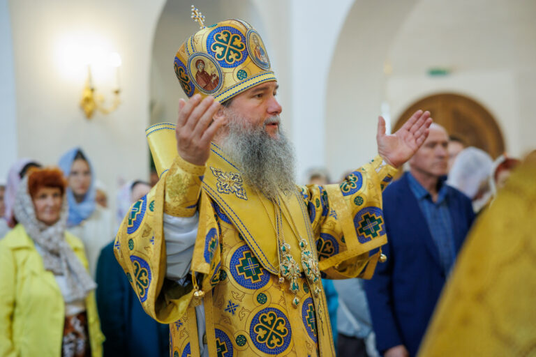 В день предпразднства Преображения Господня митрополит Евгений совершил Божественную литургию в Благовещенском храме Академического района