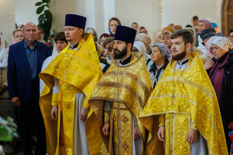 В день предпразднства Преображения Господня митрополит Евгений совершил Божественную литургию в Благовещенском храме Академического района