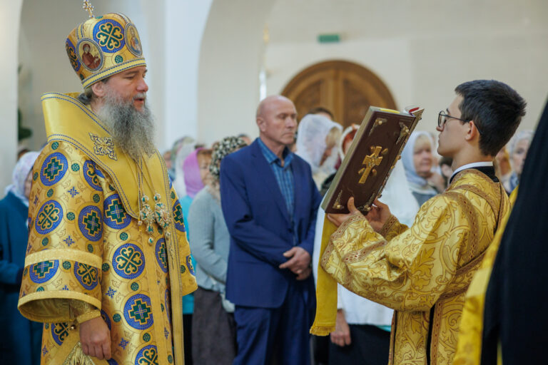 В день предпразднства Преображения Господня митрополит Евгений совершил Божественную литургию в Благовещенском храме Академического района