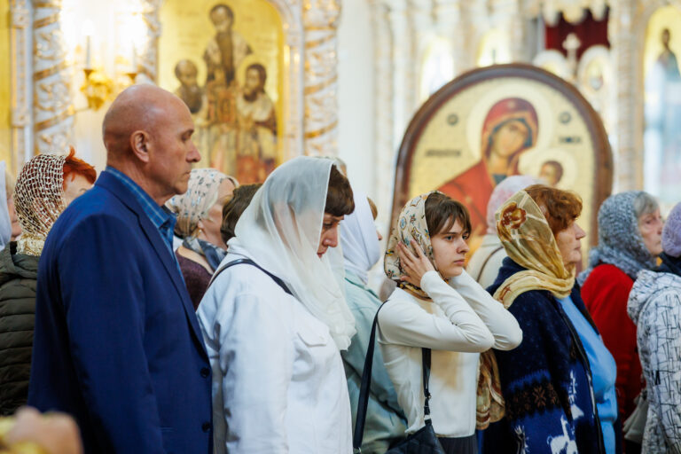 В день предпразднства Преображения Господня митрополит Евгений совершил Божественную литургию в Благовещенском храме Академического района